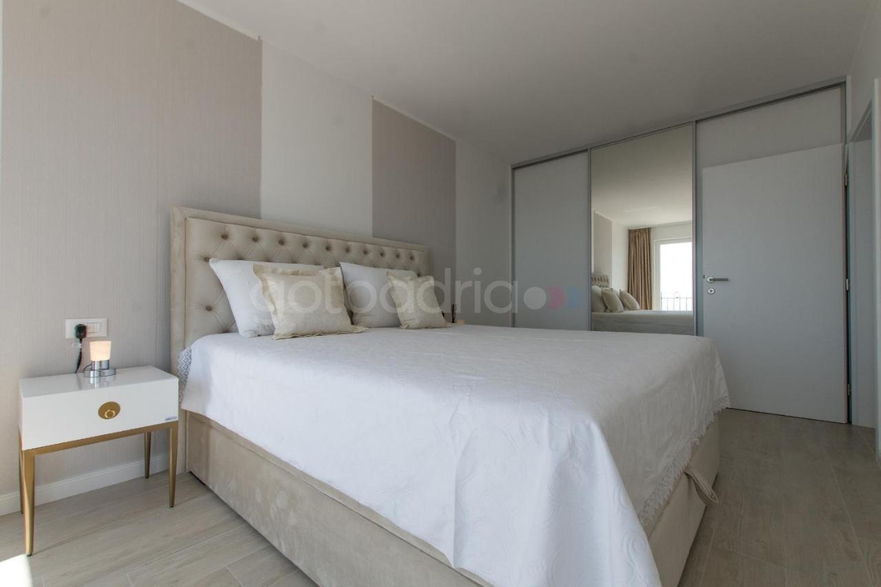 Villa Smaragd - Opal - Luxury Apt With Shared Pool And Private Hot Tub Makarska Exterior foto