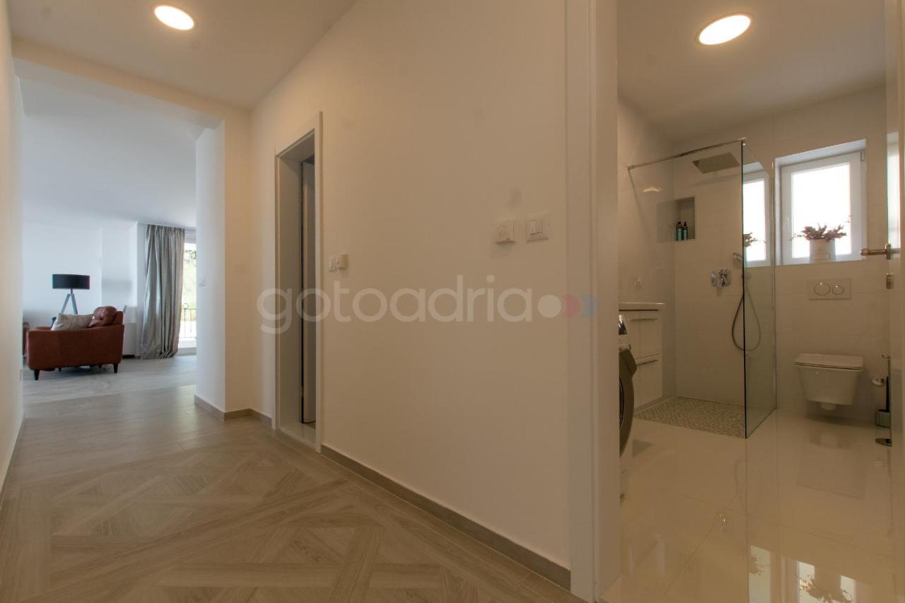 Villa Smaragd - Opal - Luxury Apt With Shared Pool And Private Hot Tub Makarska Exterior foto
