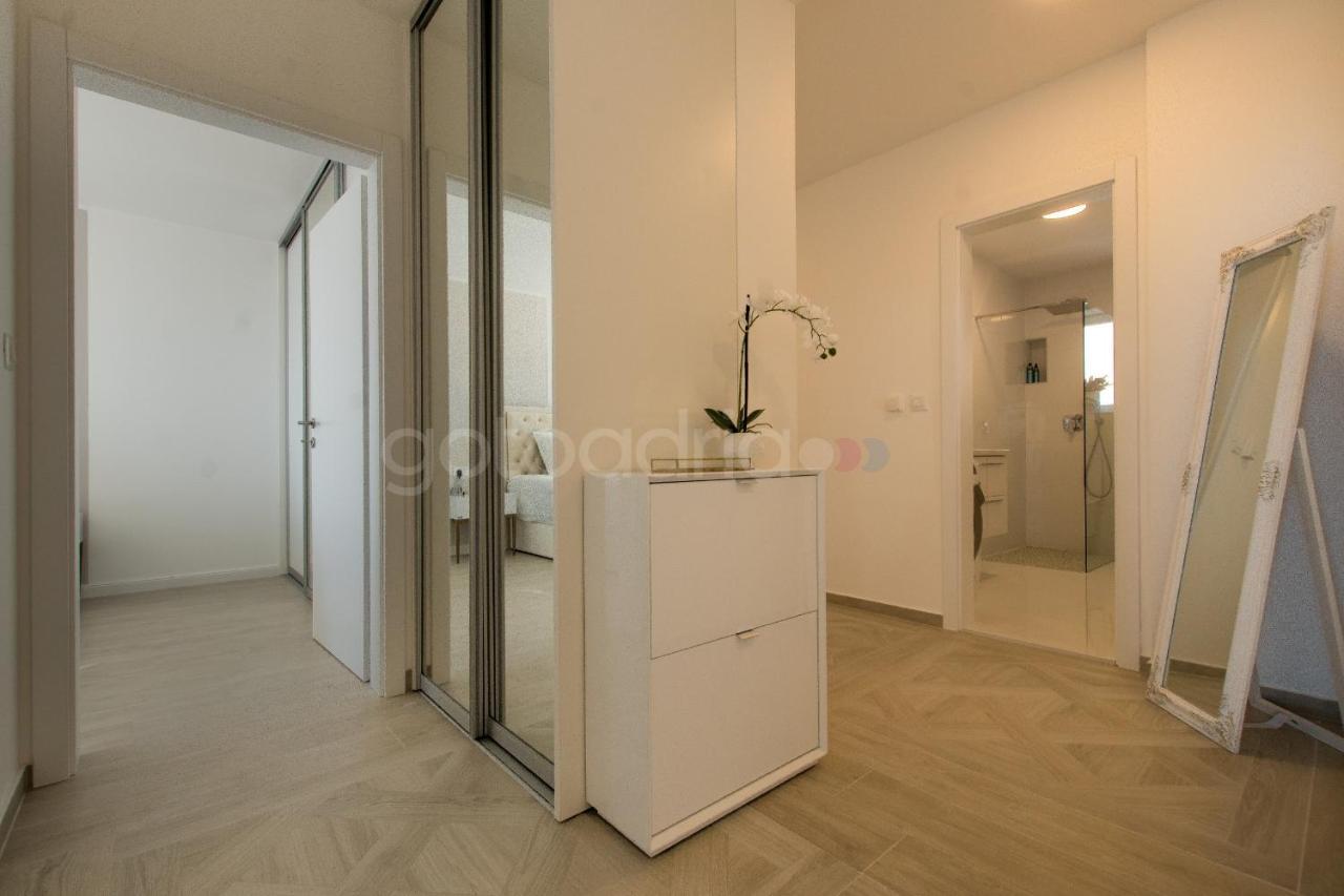 Villa Smaragd - Opal - Luxury Apt With Shared Pool And Private Hot Tub Makarska Exterior foto