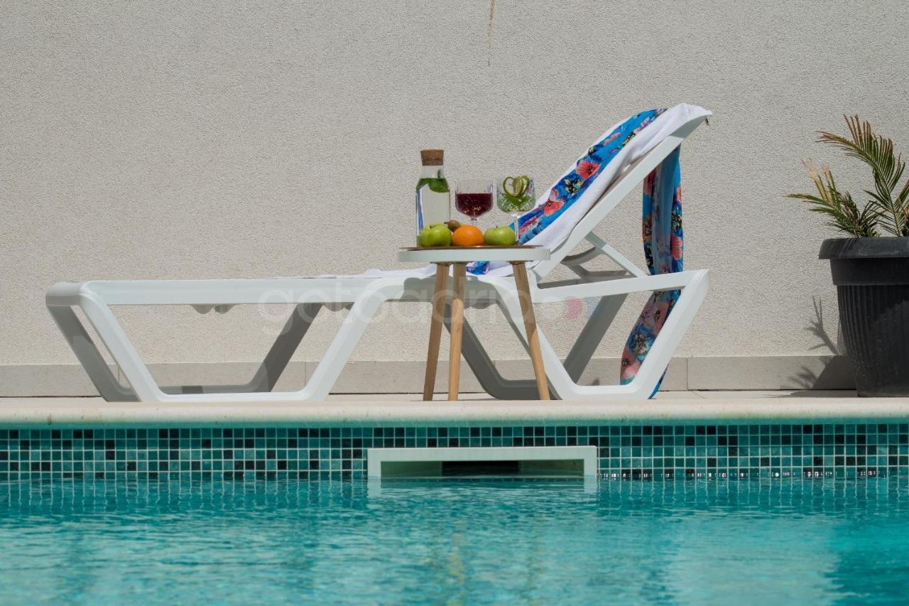 Villa Smaragd - Opal - Luxury Apt With Shared Pool And Private Hot Tub Makarska Exterior foto